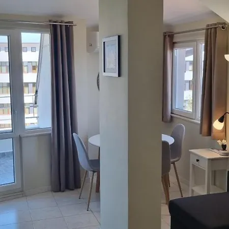 Sky - Location - 2 Minutes To South & South Park - 8 Minutes To Old Town *