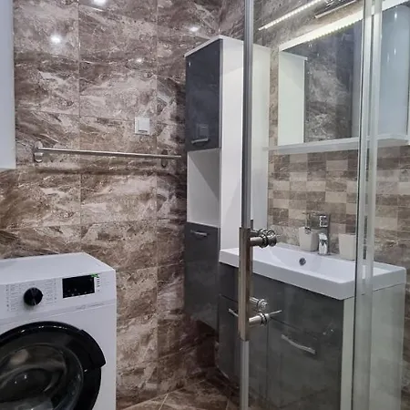 Sky - Location - 2 Minutes To South & South Park - 8 Minutes To Old Town