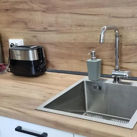 Sky - Location - 2 Minutes To South & South Park - 8 Minutes To Old Town