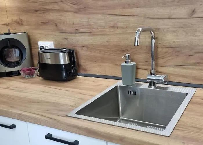 Sky - Location - 2 Minutes To South & South Park - 8 Minutes To Old Town