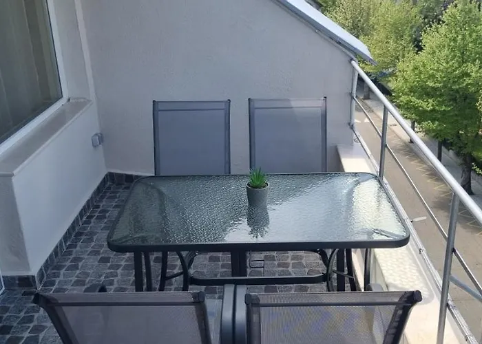 Sky - Location - 2 Minutes To South & South Park - 8 Minutes To Old Town