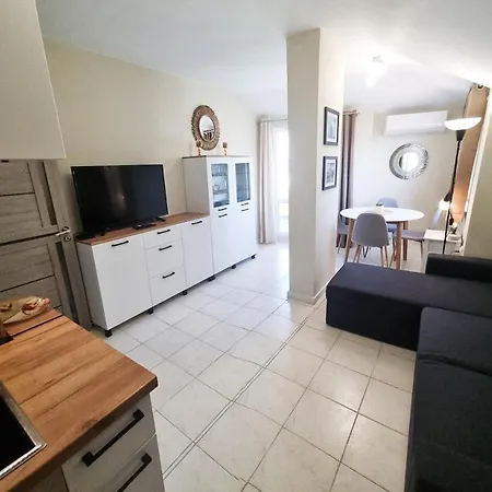 Апартамент Sky - Location - 2 Minutes To South & South Park - 8 Minutes To Old Town *