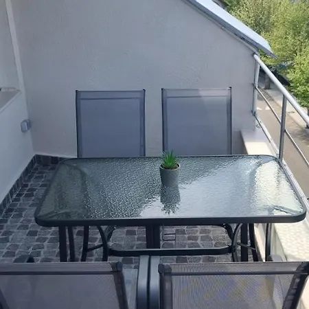 Sky - Location - 2 Minutes To South & South Park - 8 Minutes To Old Town