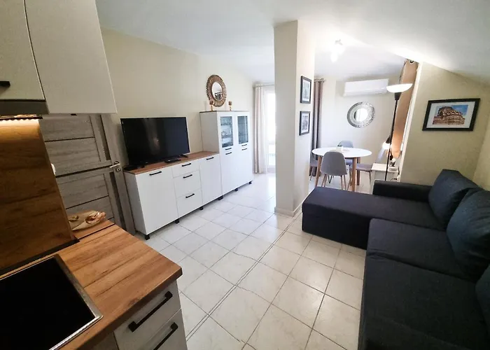 Διαμέρισμα Sky - Location - 2 Minutes To South & South Park - 8 Minutes To Old Town *