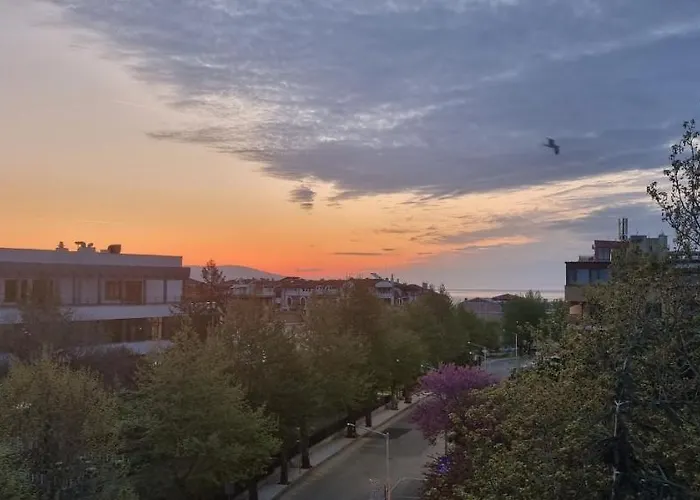 Sky - Location - 2 Minutes To South & South Park - 8 Minutes To Old Town